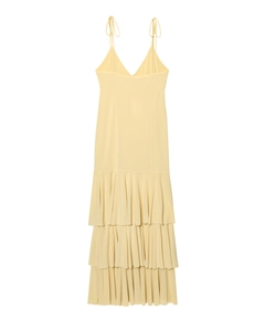 Détail d'une robe jaune clair à volants avec de fines bretelles et des plis en mousseline