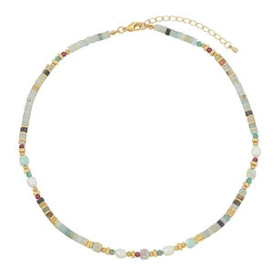 Halskette mit grünem Malachit, Süßwasserperlen und goldenen Details im Boho-Stil