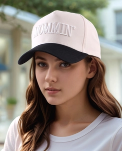 Dettaglio del ricamo 3D MOMMIN' su un cappellino da baseball bicolore rosa e nero