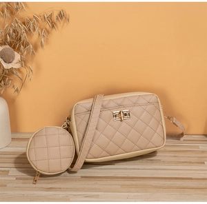 Bolso bandolera acolchado beige con cierre dorado y monedero redondo a juego