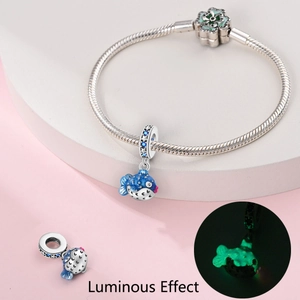 Charm poisson-globe bleu lumineux sur bracelet en argent avec effet phosphorescent vert