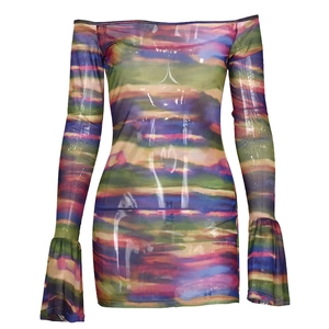 Detail der Rüschenmanschetten an einem halbtransparenten Netz-Minikleid mit Farbdruck