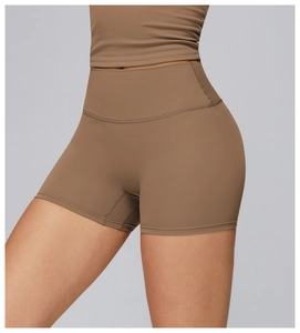 Dettaglio degli shorts da yoga marroni a vita alta con fascia senza cuciture e cucitura push-up