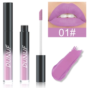 Détail du rouge à lèvres mat violet 01 avec applicateur et échantillon sur lèvres