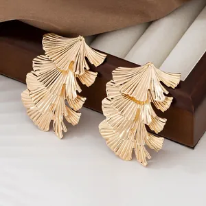 Dreistufige goldene Ginkgoblatt-Ohrhänger mit polierter Metalloberfläche