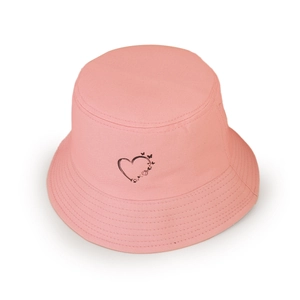 Vue détaillée du chapeau bob rose en coton avec imprimé cœur et papillons