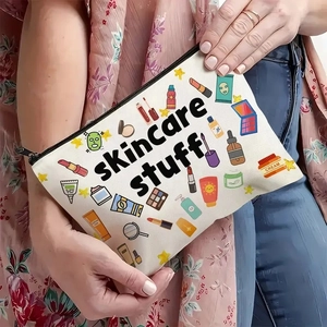 Person hält weiße Segeltuch-Kosmetiktasche mit bunten handgezeichneten Beauty-Icons