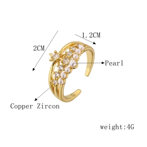 Detailansicht eines verstellbaren goldenen Kupferrings mit Zirkon- und Perlen-Motiv