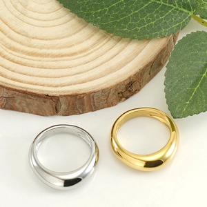 Ensemble de deux bagues minimalistes en acier inoxydable or et argent sur fond blanc