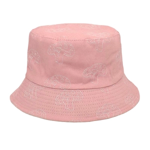 Vue détaillée du chapeau bob rose en coton avec broderie de champignons de haute qualité