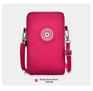 Détail du sac à téléphone en nylon rose foncé avec bandoulière et logo étoile