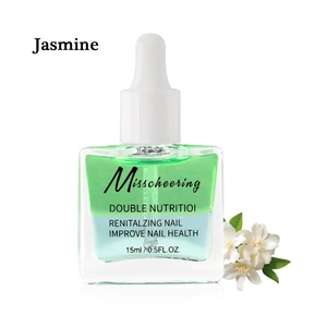 Gros plan d'une huile nourrissante jasmin 15ml pour ongles en flacon verre avec pipette