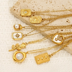 Collection de colliers en perles d'acier titane doré avec pendentifs étoile et rose