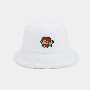 Vue détaillée du tissu en peluche blanche du bob avec un écusson brodé cœur rouge LOVE