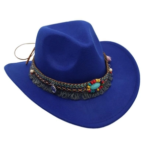 Détail d'un chapeau de cowboy en feutre bleu avec perles colorées et pierre turquoise