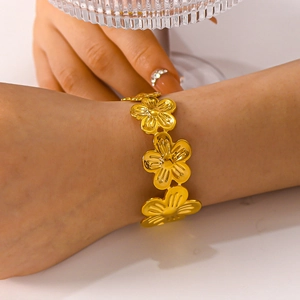 Elegante bracciale a fiori in acciaio inossidabile placcato oro 18k indossato da una modella