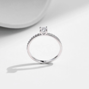 Luxuriöser D-Farbe Moissanit Ring aus S925 Silber mit eleganten Akzentsteinen