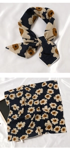 Carré en coton et lin bleu marine avec motifs floraux beiges sur un tissu en soie