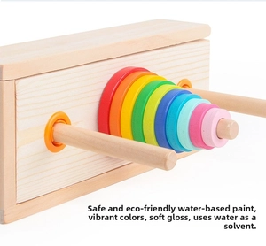 Gros plan sur les blocs en bois arc-en-ciel avec peinture à l'eau pour Montessori