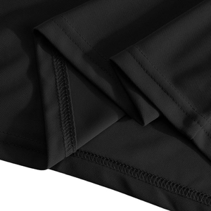 Detail eines schwarzen Poloshirts mit atmungsaktivem Mesh-Gewebe und feinen Nähten