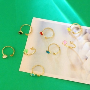 Makroaufnahme von 8-teiligem Ring-Set mit Klee, Schmetterling, Emaille und Zirkonia