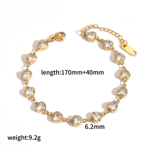 Détail macro du bracelet cœur en or 18k avec zircon blanc et spécifications de taille