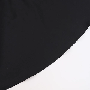 Détail de l'ourlet d'une robe en satin avec couture précise et finition élégante