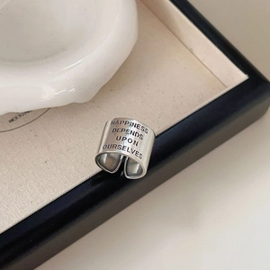Gros plan d'une bague large argentée avec gravure Happiness Depends Upon Ourselves