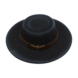 Détail du chapeau en feutre noir avec bande en cuir marron et logo tête de taureau