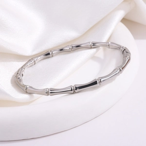 Vista dettagliata dall'alto di un bracciale rigido in acciaio inox lucido stile bambù