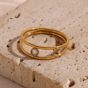 Dettaglio dell'anello a doppio strato placcato oro 18 carati con diamante bianco puro