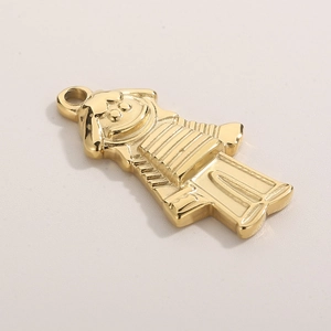 Détail d'un pendentif fille doré minimaliste avec une finition métallique polie