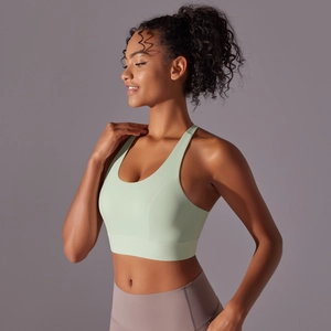 Détail de la brassière de sport vert menthe avec larges bretelles et tissu élastique