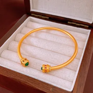 Bracelet jonc ouvert plaqué or 18 carats avec pierres rouge et verte, fini mat vintage