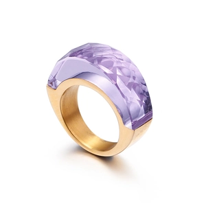 Anello moderno in acciaio dorato con grande cristallo viola sfaccettato e castone parziale