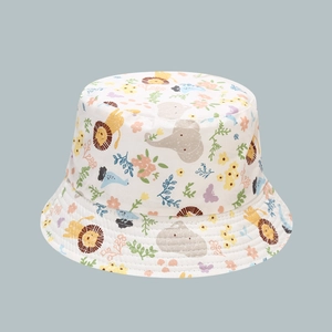 Cappello da sole bimbi in cotone beige con simpatiche stampe di leoni e elefanti