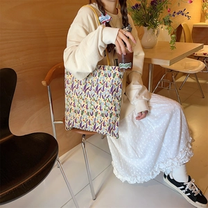 Détail du sac cabas en toile à fleurs avec motifs tulipes vintage en violet et jaune