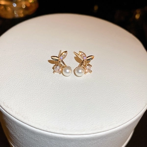 Goldene Kirsch-Ohrstecker mit weißen Perlen und funkelnden Zirkonia-Steinen