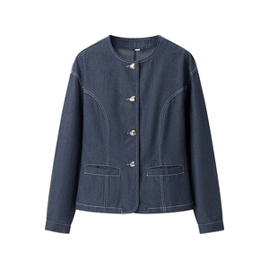 Détail de veste en jean bleu foncé avec col rond et cinq boutons en métal sur blanc