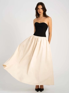 Détail de la robe bustier élégante bicolore noir et blanc avec ourlet fluide