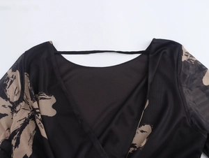 Detail van de sexy mesh jurk met open rug, U-hals en mouwen met bloemenpatroon