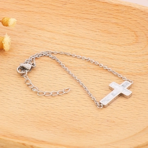 Dettaglio della collana in acciaio al titanio con ciondolo a croce in madreperla