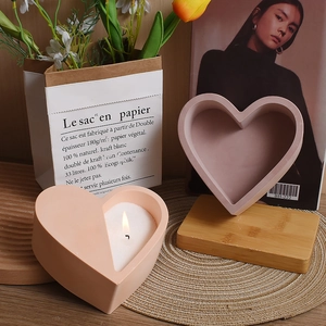 Moderne hartvormige geurkaarsenhouders in perzik en roze met matte minimalistische finish
