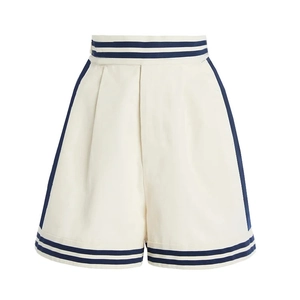 Dettaglio slip bikini a vita alta stile navy con strisce a contrasto su tessuto crema