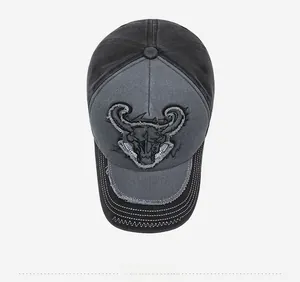 Vue de dessus de casquette vintage délavée avec broderie tête de taureau et coutures blanches
