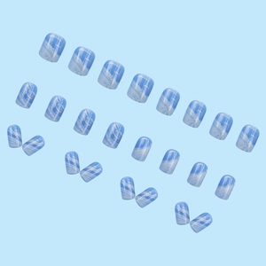 24 faux ongles courts carrés avec texture marbrée bleu clair et lignes dorées pailletées