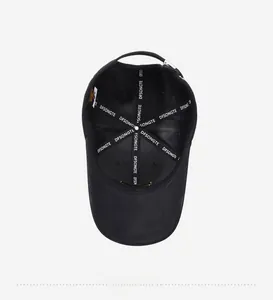 Gros plan des coutures internes et du ruban de renfort à l'intérieur de la casquette