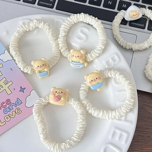Détail de cinq chouchous crème avec d'adorables oursons jaunes 3D dans une assiette