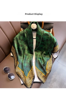 Vue détaillée d'un foulard en soie de luxe avec motifs floraux verts et imprimé léopard
