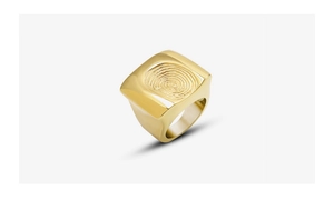 Makroaufnahme eines goldenen Siegelrings mit Fingerabdruck-Struktur und poliertem Finish